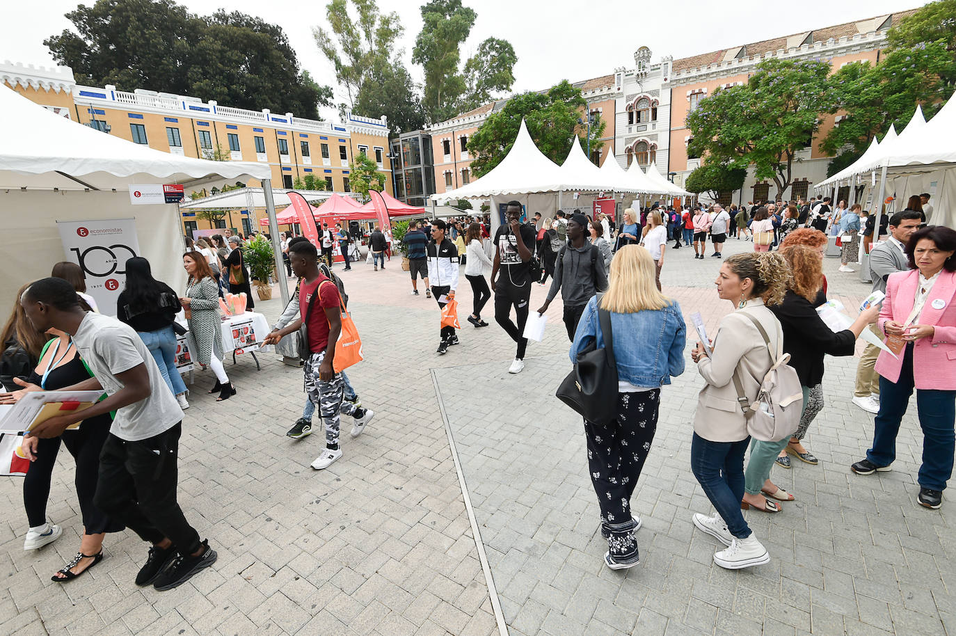 Fotos: La Feria de Empleo de Murcia atrae a cientos de personas