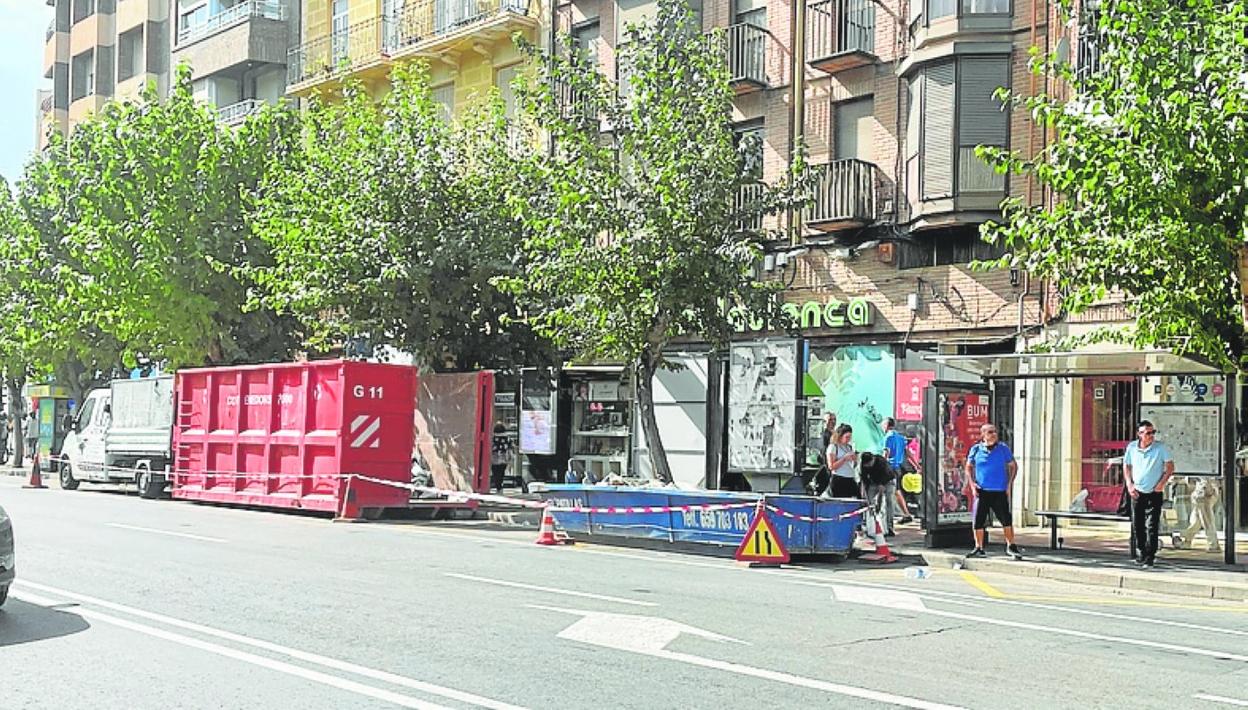 Contenedores a las puertas de los Cines Floridablanca. 