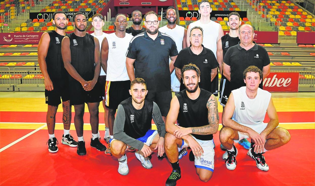 La plantilla y el cuerpo técnico del ODILO FC Cartagena Cebé posa para LAVERDAD este jueves en el Palacio de los Deportes. 