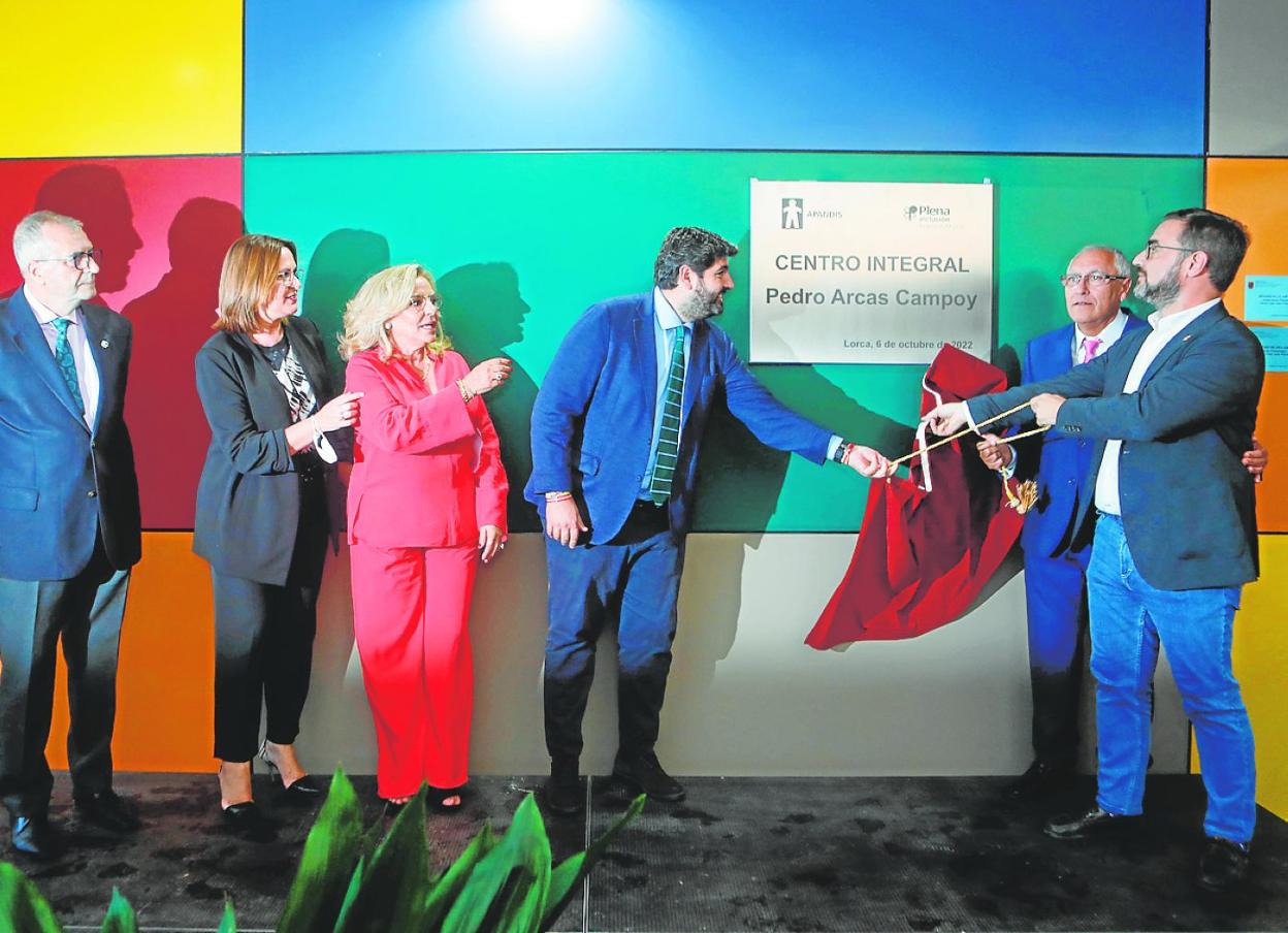 López Miras y el alcalde descubren la placa con el nombre del fundador de Apandis, ayer. 