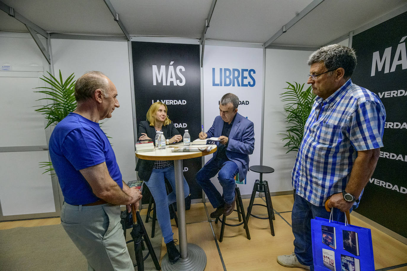 Fotos: Noemí Trujillo y Lorenzo Silva en la caseta de LA VERDAD de la Feria del Libro