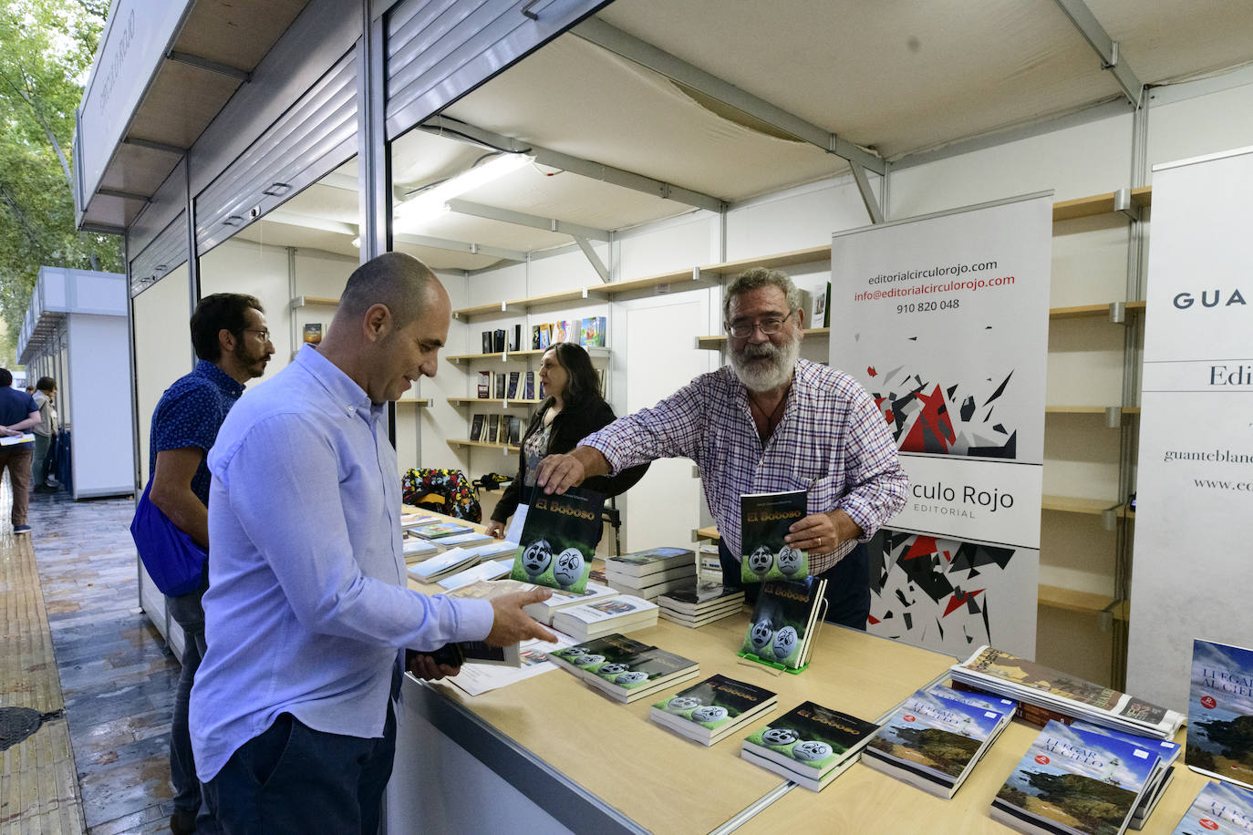 Fotos: Noemí Trujillo y Lorenzo Silva en la caseta de LA VERDAD de la Feria del Libro