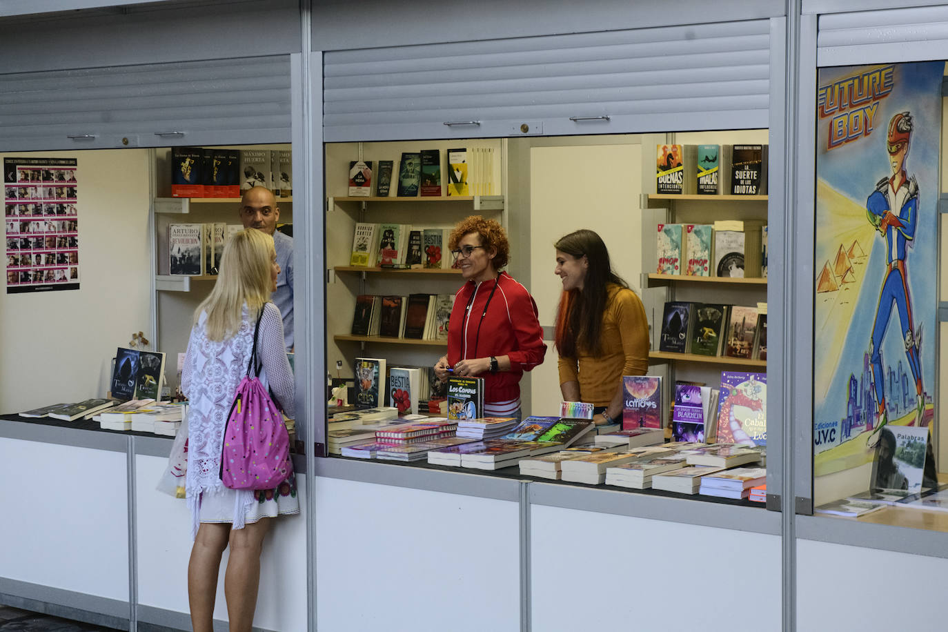 Fotos: Noemí Trujillo y Lorenzo Silva en la caseta de LA VERDAD de la Feria del Libro
