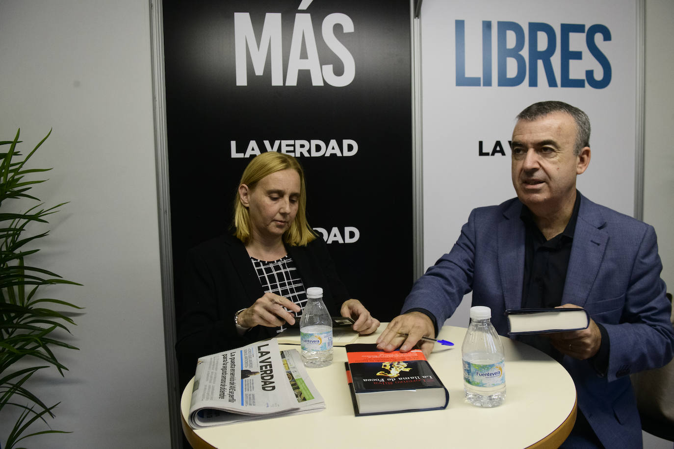 Fotos: Noemí Trujillo y Lorenzo Silva en la caseta de LA VERDAD de la Feria del Libro