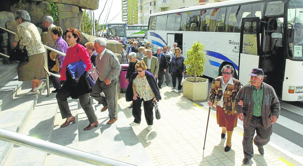 Turistas del Imserso llegan al hotel Entremares, en La Manga, en una imagen de archivo. 