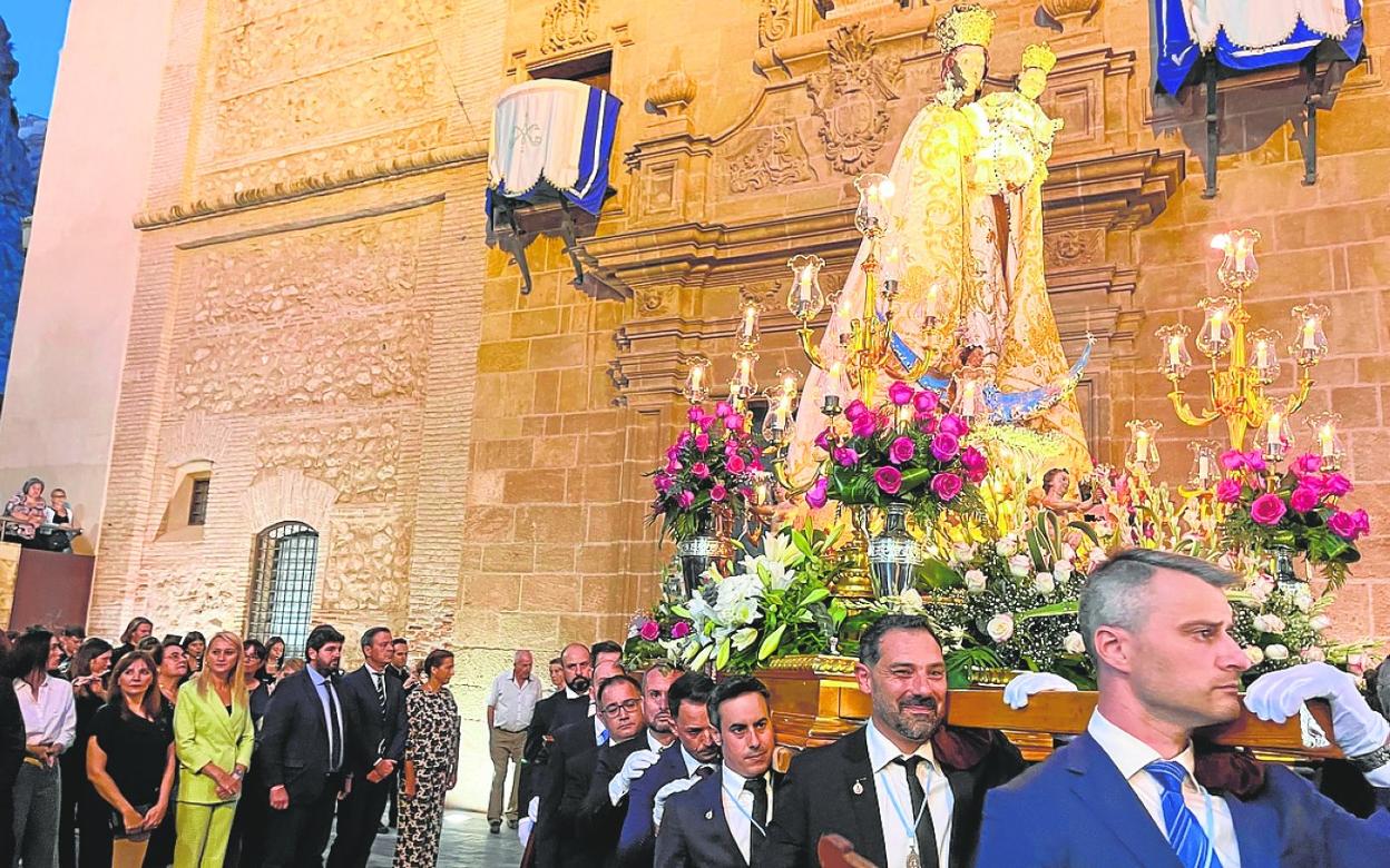 El presidente de la Comunidad, junto a la alcaldesa de Alhama, Mariola Guevara, en la procesión. 