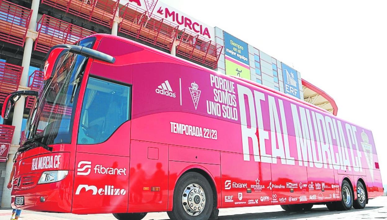 El nuevo autobús, ayer, en la fachada del Enrique Roca. 