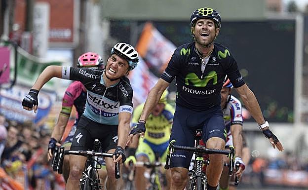 Superando al francés Alaphilippe en Lieja, en 2015. 