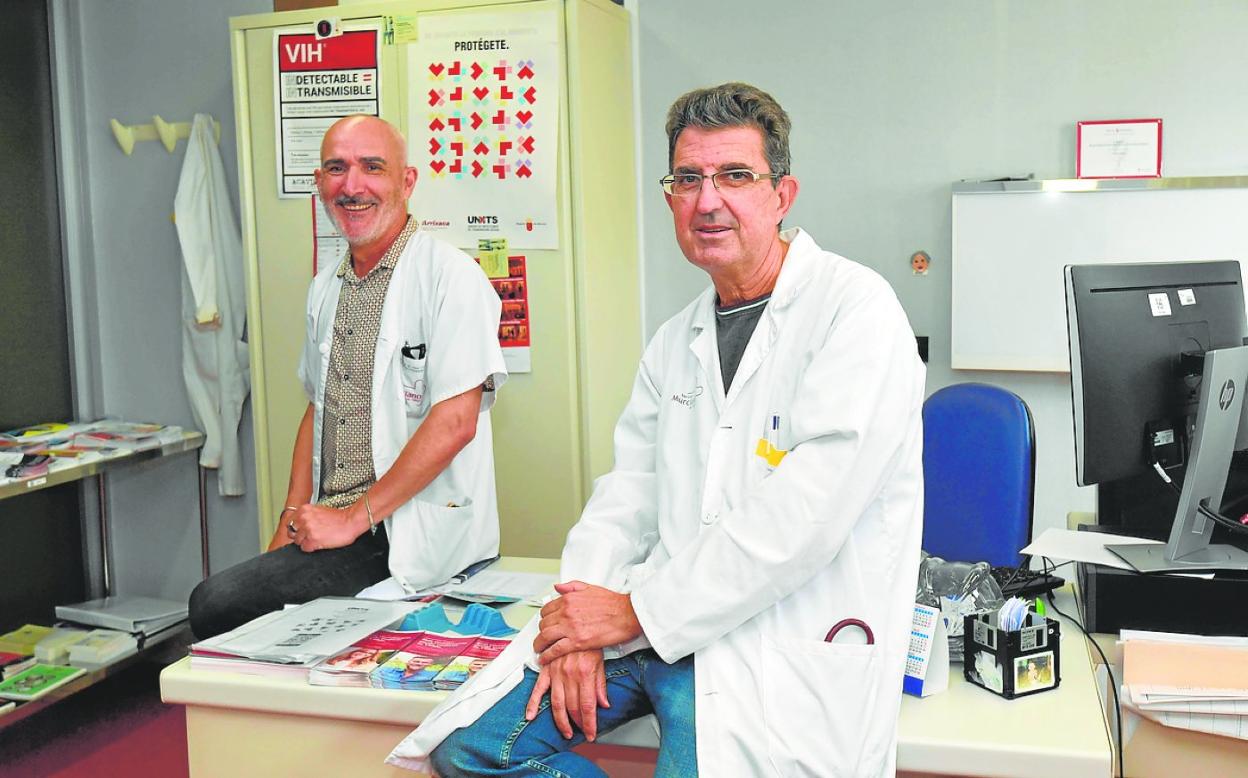 Carlos Galera, jefe de la Unidad de VIH e ITS de La Arrixaca (en primer plano), junto a Bartolomé de Haro, de Apoyo Activo, esta semana en el hospital. 