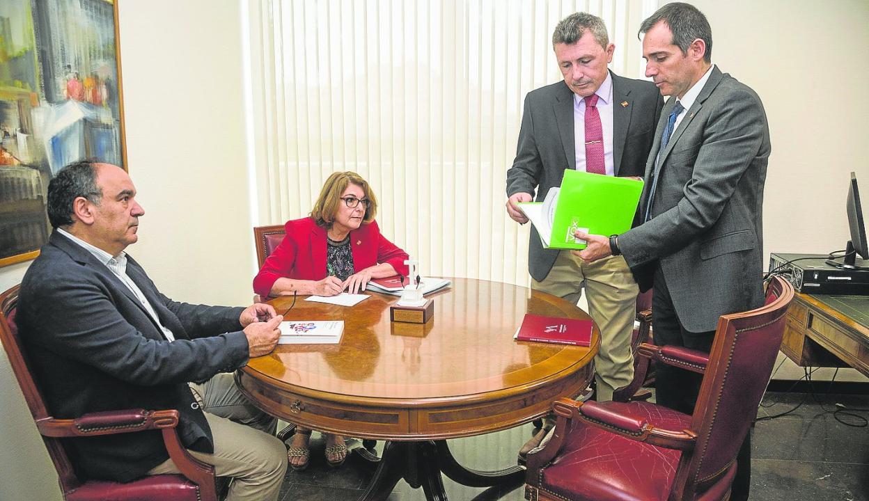 Francisco Carrera, Mabel Campuzano, Pascual Salvador y Juan José Liarte, durante una reunión en la Asamblea Regional. 