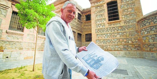 Eduardo Pueyo del Río, 'El Niño', muestra en el exterior de la Cárcel Vieja de Murcia un recorte de LA VERDAD en el que aparece una foto de su arresto con 16 años. 