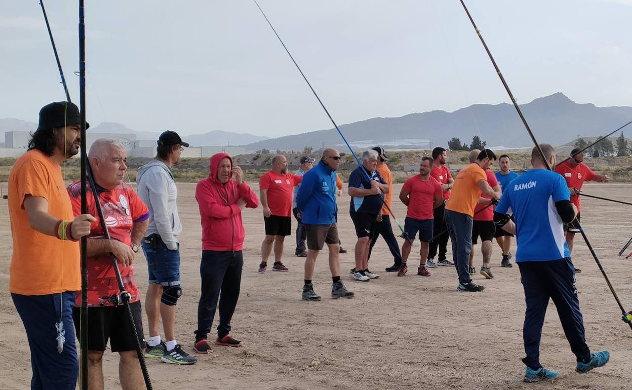 Deportistas preparados para la prueba de lance pesado.