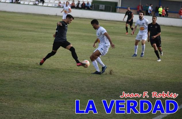 Magnífica segunda parte del equipo caravaqueño que logró su primera victoria en casa de la temporada. Dos golazos de Jaime, de cabeza; y de Juanjo, desde fuera del área, sirvieron para devolver la moral a los jugadores y a los aficionados locales. Pudieron llegar más goles, ya que el equipo local dispuso de varias ocasiones, dos de ellas clarísimas que ambos remates no entraron en la portería de Emilio. En el descuento, Antonio impuso su ley en el área local y marcó un gol con el que acortaba distancias en el marcador que ya no se movería hasta el final del partido.