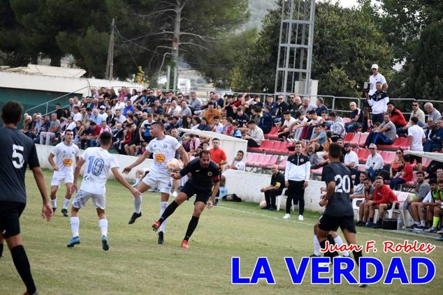 Magnífica segunda parte del equipo caravaqueño que logró su primera victoria en casa de la temporada. Dos golazos de Jaime, de cabeza; y de Juanjo, desde fuera del área, sirvieron para devolver la moral a los jugadores y a los aficionados locales. Pudieron llegar más goles, ya que el equipo local dispuso de varias ocasiones, dos de ellas clarísimas que ambos remates no entraron en la portería de Emilio. En el descuento, Antonio impuso su ley en el área local y marcó un gol con el que acortaba distancias en el marcador que ya no se movería hasta el final del partido.