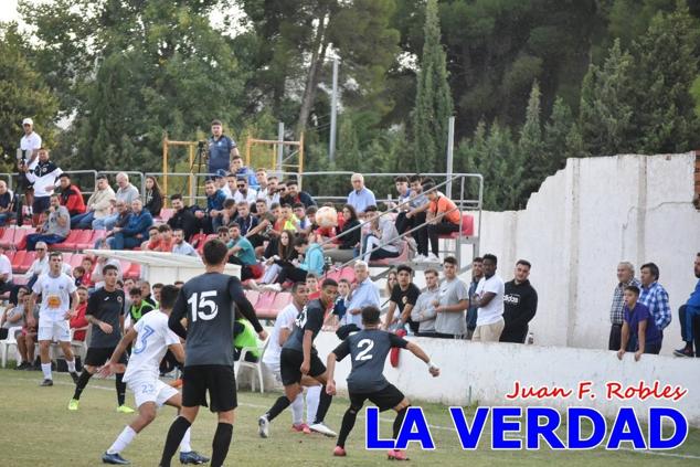 Magnífica segunda parte del equipo caravaqueño que logró su primera victoria en casa de la temporada. Dos golazos de Jaime, de cabeza; y de Juanjo, desde fuera del área, sirvieron para devolver la moral a los jugadores y a los aficionados locales. Pudieron llegar más goles, ya que el equipo local dispuso de varias ocasiones, dos de ellas clarísimas que ambos remates no entraron en la portería de Emilio. En el descuento, Antonio impuso su ley en el área local y marcó un gol con el que acortaba distancias en el marcador que ya no se movería hasta el final del partido.