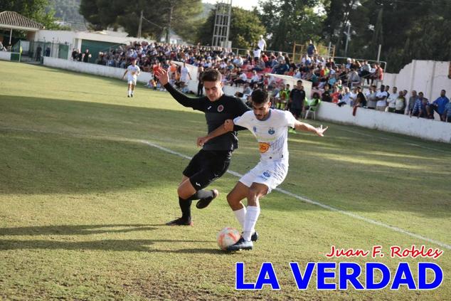 Magnífica segunda parte del equipo caravaqueño que logró su primera victoria en casa de la temporada. Dos golazos de Jaime, de cabeza; y de Juanjo, desde fuera del área, sirvieron para devolver la moral a los jugadores y a los aficionados locales. Pudieron llegar más goles, ya que el equipo local dispuso de varias ocasiones, dos de ellas clarísimas que ambos remates no entraron en la portería de Emilio. En el descuento, Antonio impuso su ley en el área local y marcó un gol con el que acortaba distancias en el marcador que ya no se movería hasta el final del partido.