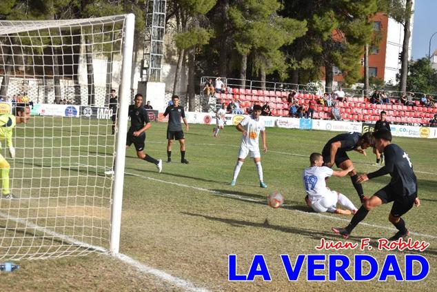 Magnífica segunda parte del equipo caravaqueño que logró su primera victoria en casa de la temporada. Dos golazos de Jaime, de cabeza; y de Juanjo, desde fuera del área, sirvieron para devolver la moral a los jugadores y a los aficionados locales. Pudieron llegar más goles, ya que el equipo local dispuso de varias ocasiones, dos de ellas clarísimas que ambos remates no entraron en la portería de Emilio. En el descuento, Antonio impuso su ley en el área local y marcó un gol con el que acortaba distancias en el marcador que ya no se movería hasta el final del partido.