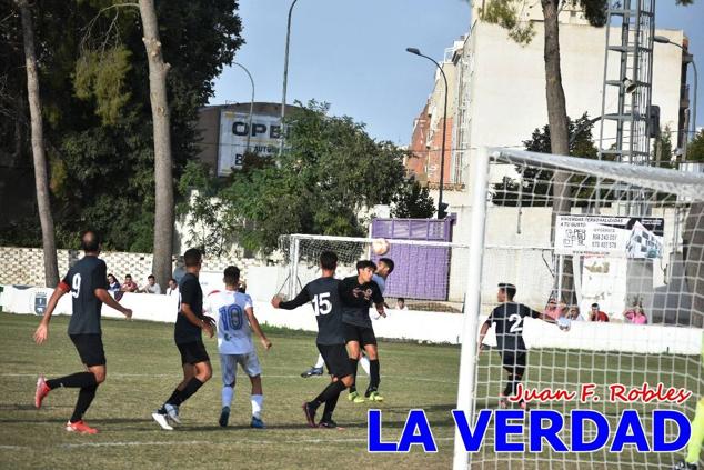Magnífica segunda parte del equipo caravaqueño que logró su primera victoria en casa de la temporada. Dos golazos de Jaime, de cabeza; y de Juanjo, desde fuera del área, sirvieron para devolver la moral a los jugadores y a los aficionados locales. Pudieron llegar más goles, ya que el equipo local dispuso de varias ocasiones, dos de ellas clarísimas que ambos remates no entraron en la portería de Emilio. En el descuento, Antonio impuso su ley en el área local y marcó un gol con el que acortaba distancias en el marcador que ya no se movería hasta el final del partido.