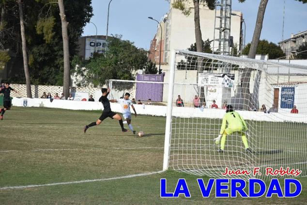 Magnífica segunda parte del equipo caravaqueño que logró su primera victoria en casa de la temporada. Dos golazos de Jaime, de cabeza; y de Juanjo, desde fuera del área, sirvieron para devolver la moral a los jugadores y a los aficionados locales. Pudieron llegar más goles, ya que el equipo local dispuso de varias ocasiones, dos de ellas clarísimas que ambos remates no entraron en la portería de Emilio. En el descuento, Antonio impuso su ley en el área local y marcó un gol con el que acortaba distancias en el marcador que ya no se movería hasta el final del partido.