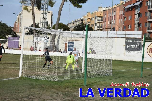 Magnífica segunda parte del equipo caravaqueño que logró su primera victoria en casa de la temporada. Dos golazos de Jaime, de cabeza; y de Juanjo, desde fuera del área, sirvieron para devolver la moral a los jugadores y a los aficionados locales. Pudieron llegar más goles, ya que el equipo local dispuso de varias ocasiones, dos de ellas clarísimas que ambos remates no entraron en la portería de Emilio. En el descuento, Antonio impuso su ley en el área local y marcó un gol con el que acortaba distancias en el marcador que ya no se movería hasta el final del partido.
