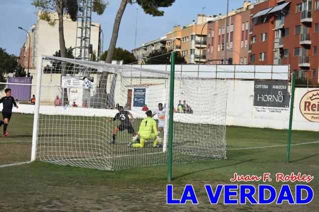 Magnífica segunda parte del equipo caravaqueño que logró su primera victoria en casa de la temporada. Dos golazos de Jaime, de cabeza; y de Juanjo, desde fuera del área, sirvieron para devolver la moral a los jugadores y a los aficionados locales. Pudieron llegar más goles, ya que el equipo local dispuso de varias ocasiones, dos de ellas clarísimas que ambos remates no entraron en la portería de Emilio. En el descuento, Antonio impuso su ley en el área local y marcó un gol con el que acortaba distancias en el marcador que ya no se movería hasta el final del partido.