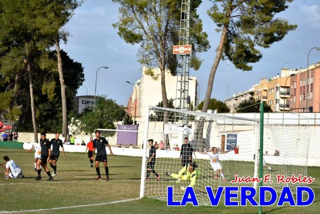 Magnífica segunda parte del equipo caravaqueño que logró su primera victoria en casa de la temporada. Dos golazos de Jaime, de cabeza; y de Juanjo, desde fuera del área, sirvieron para devolver la moral a los jugadores y a los aficionados locales. Pudieron llegar más goles, ya que el equipo local dispuso de varias ocasiones, dos de ellas clarísimas que ambos remates no entraron en la portería de Emilio. En el descuento, Antonio impuso su ley en el área local y marcó un gol con el que acortaba distancias en el marcador que ya no se movería hasta el final del partido.