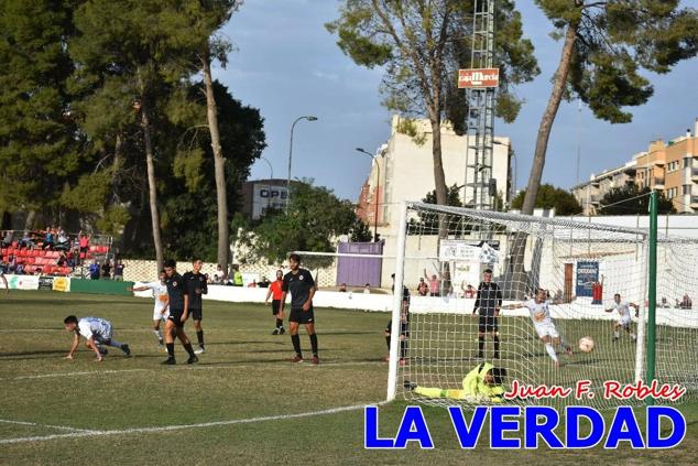 Magnífica segunda parte del equipo caravaqueño que logró su primera victoria en casa de la temporada. Dos golazos de Jaime, de cabeza; y de Juanjo, desde fuera del área, sirvieron para devolver la moral a los jugadores y a los aficionados locales. Pudieron llegar más goles, ya que el equipo local dispuso de varias ocasiones, dos de ellas clarísimas que ambos remates no entraron en la portería de Emilio. En el descuento, Antonio impuso su ley en el área local y marcó un gol con el que acortaba distancias en el marcador que ya no se movería hasta el final del partido.