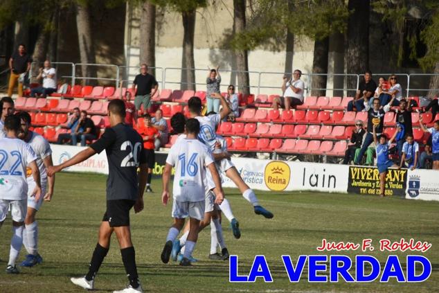 Magnífica segunda parte del equipo caravaqueño que logró su primera victoria en casa de la temporada. Dos golazos de Jaime, de cabeza; y de Juanjo, desde fuera del área, sirvieron para devolver la moral a los jugadores y a los aficionados locales. Pudieron llegar más goles, ya que el equipo local dispuso de varias ocasiones, dos de ellas clarísimas que ambos remates no entraron en la portería de Emilio. En el descuento, Antonio impuso su ley en el área local y marcó un gol con el que acortaba distancias en el marcador que ya no se movería hasta el final del partido.