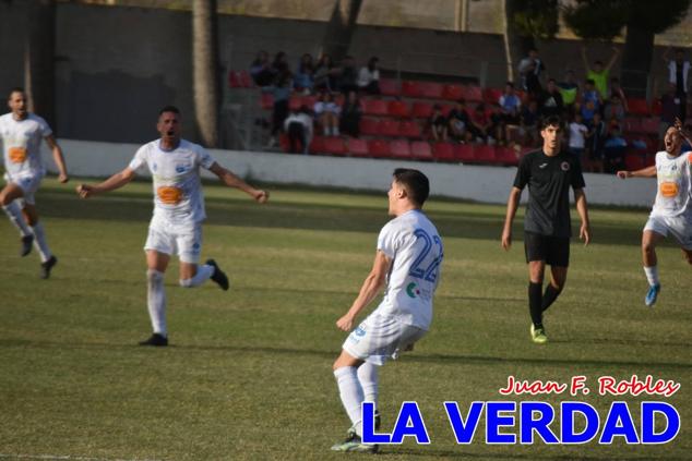 Magnífica segunda parte del equipo caravaqueño que logró su primera victoria en casa de la temporada. Dos golazos de Jaime, de cabeza; y de Juanjo, desde fuera del área, sirvieron para devolver la moral a los jugadores y a los aficionados locales. Pudieron llegar más goles, ya que el equipo local dispuso de varias ocasiones, dos de ellas clarísimas que ambos remates no entraron en la portería de Emilio. En el descuento, Antonio impuso su ley en el área local y marcó un gol con el que acortaba distancias en el marcador que ya no se movería hasta el final del partido.