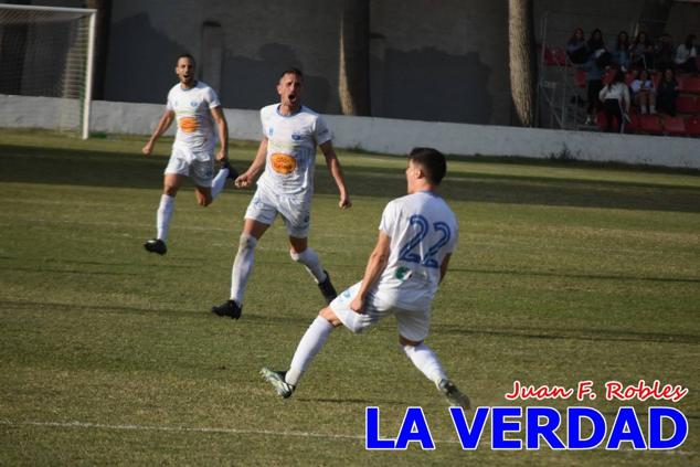 Magnífica segunda parte del equipo caravaqueño que logró su primera victoria en casa de la temporada. Dos golazos de Jaime, de cabeza; y de Juanjo, desde fuera del área, sirvieron para devolver la moral a los jugadores y a los aficionados locales. Pudieron llegar más goles, ya que el equipo local dispuso de varias ocasiones, dos de ellas clarísimas que ambos remates no entraron en la portería de Emilio. En el descuento, Antonio impuso su ley en el área local y marcó un gol con el que acortaba distancias en el marcador que ya no se movería hasta el final del partido.