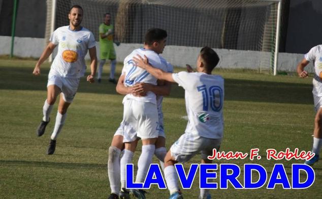 Magnífica segunda parte del equipo caravaqueño que logró su primera victoria en casa de la temporada. Dos golazos de Jaime, de cabeza; y de Juanjo, desde fuera del área, sirvieron para devolver la moral a los jugadores y a los aficionados locales. Pudieron llegar más goles, ya que el equipo local dispuso de varias ocasiones, dos de ellas clarísimas que ambos remates no entraron en la portería de Emilio. En el descuento, Antonio impuso su ley en el área local y marcó un gol con el que acortaba distancias en el marcador que ya no se movería hasta el final del partido.