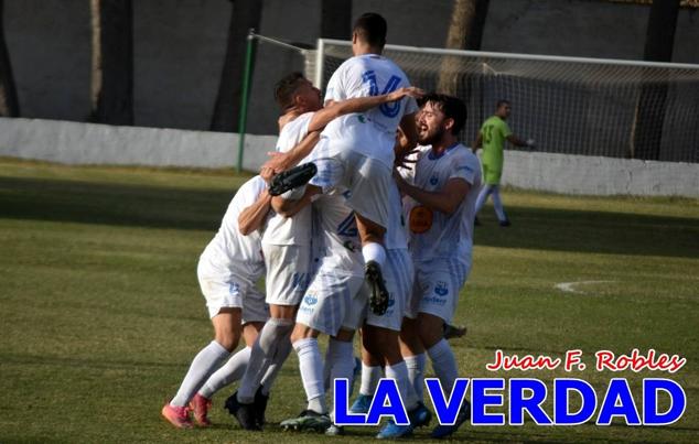 Magnífica segunda parte del equipo caravaqueño que logró su primera victoria en casa de la temporada. Dos golazos de Jaime, de cabeza; y de Juanjo, desde fuera del área, sirvieron para devolver la moral a los jugadores y a los aficionados locales. Pudieron llegar más goles, ya que el equipo local dispuso de varias ocasiones, dos de ellas clarísimas que ambos remates no entraron en la portería de Emilio. En el descuento, Antonio impuso su ley en el área local y marcó un gol con el que acortaba distancias en el marcador que ya no se movería hasta el final del partido.