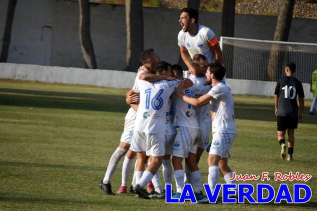 Magnífica segunda parte del equipo caravaqueño que logró su primera victoria en casa de la temporada. Dos golazos de Jaime, de cabeza; y de Juanjo, desde fuera del área, sirvieron para devolver la moral a los jugadores y a los aficionados locales. Pudieron llegar más goles, ya que el equipo local dispuso de varias ocasiones, dos de ellas clarísimas que ambos remates no entraron en la portería de Emilio. En el descuento, Antonio impuso su ley en el área local y marcó un gol con el que acortaba distancias en el marcador que ya no se movería hasta el final del partido.