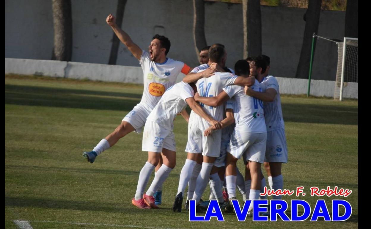 Los jugadores de la UD Caravaca celebran el gol de Juanjo, segundo en el día de ayer para el equipo local. 
