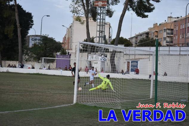 Magnífica segunda parte del equipo caravaqueño que logró su primera victoria en casa de la temporada. Dos golazos de Jaime, de cabeza; y de Juanjo, desde fuera del área, sirvieron para devolver la moral a los jugadores y a los aficionados locales. Pudieron llegar más goles, ya que el equipo local dispuso de varias ocasiones, dos de ellas clarísimas que ambos remates no entraron en la portería de Emilio. En el descuento, Antonio impuso su ley en el área local y marcó un gol con el que acortaba distancias en el marcador que ya no se movería hasta el final del partido.