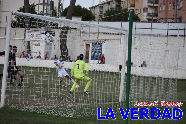 Magnífica segunda parte del equipo caravaqueño que logró su primera victoria en casa de la temporada. Dos golazos de Jaime, de cabeza; y de Juanjo, desde fuera del área, sirvieron para devolver la moral a los jugadores y a los aficionados locales. Pudieron llegar más goles, ya que el equipo local dispuso de varias ocasiones, dos de ellas clarísimas que ambos remates no entraron en la portería de Emilio. En el descuento, Antonio impuso su ley en el área local y marcó un gol con el que acortaba distancias en el marcador que ya no se movería hasta el final del partido.