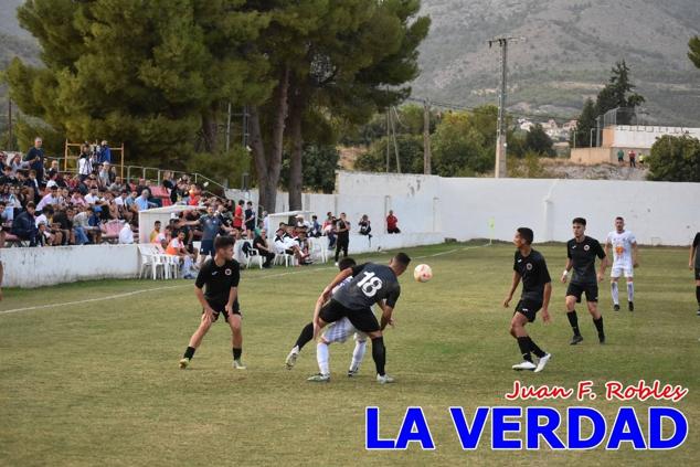 Magnífica segunda parte del equipo caravaqueño que logró su primera victoria en casa de la temporada. Dos golazos de Jaime, de cabeza; y de Juanjo, desde fuera del área, sirvieron para devolver la moral a los jugadores y a los aficionados locales. Pudieron llegar más goles, ya que el equipo local dispuso de varias ocasiones, dos de ellas clarísimas que ambos remates no entraron en la portería de Emilio. En el descuento, Antonio impuso su ley en el área local y marcó un gol con el que acortaba distancias en el marcador que ya no se movería hasta el final del partido.