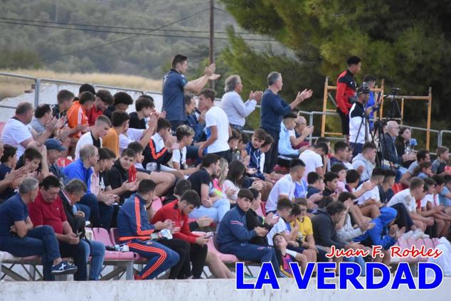 Magnífica segunda parte del equipo caravaqueño que logró su primera victoria en casa de la temporada. Dos golazos de Jaime, de cabeza; y de Juanjo, desde fuera del área, sirvieron para devolver la moral a los jugadores y a los aficionados locales. Pudieron llegar más goles, ya que el equipo local dispuso de varias ocasiones, dos de ellas clarísimas que ambos remates no entraron en la portería de Emilio. En el descuento, Antonio impuso su ley en el área local y marcó un gol con el que acortaba distancias en el marcador que ya no se movería hasta el final del partido.