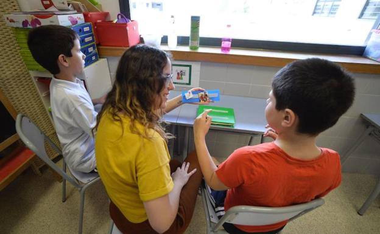 Dos alumnos, en un centro escolar de Murcia, en una imagen de archivo. 