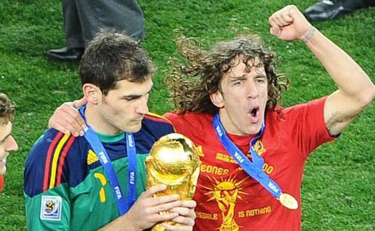 Iker Casillas y Carles Puyol celebran la conquista del Mundial 2010. 