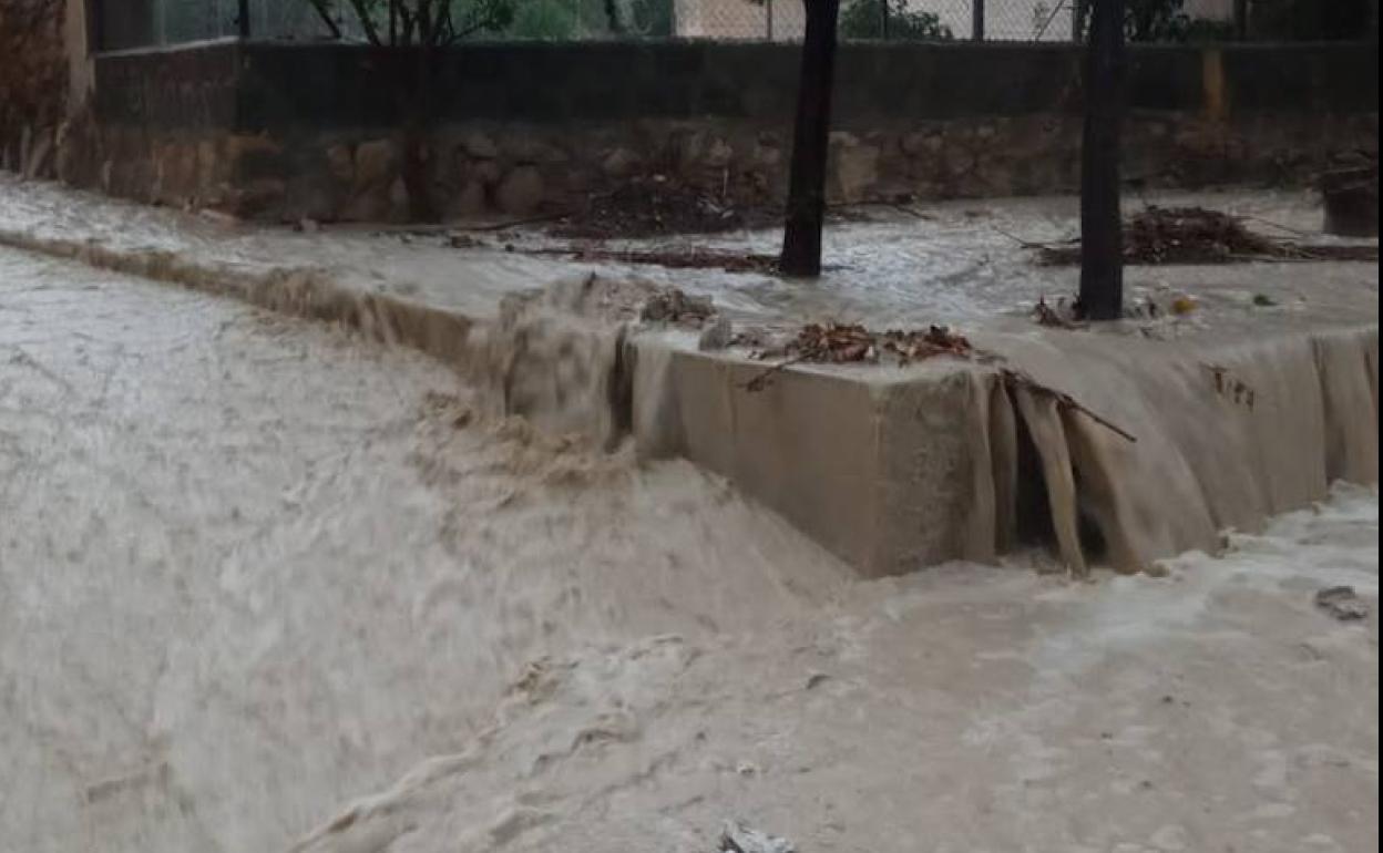 Una calle anegada en Ojós, este lunes, por las fuertes lluvias. 