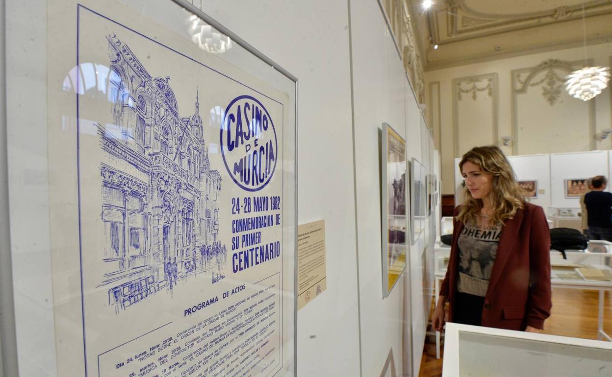 Una visitante, ayer, observando la exposición que ofrece el Real Casino de Murcia con motivo del 175 aniversario de su apertura. 