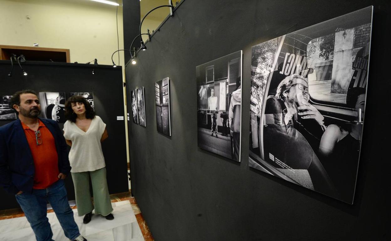 José Miguel Cerezo y Ángeles Carnacea, ayer, en la exposición 'RE-FLE-XES'. 