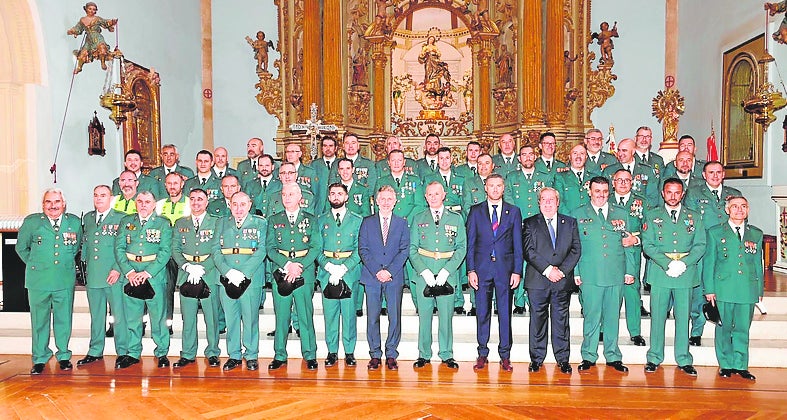 Foto de familia tras la misa en la iglesia caravaqueña de la Concepción.