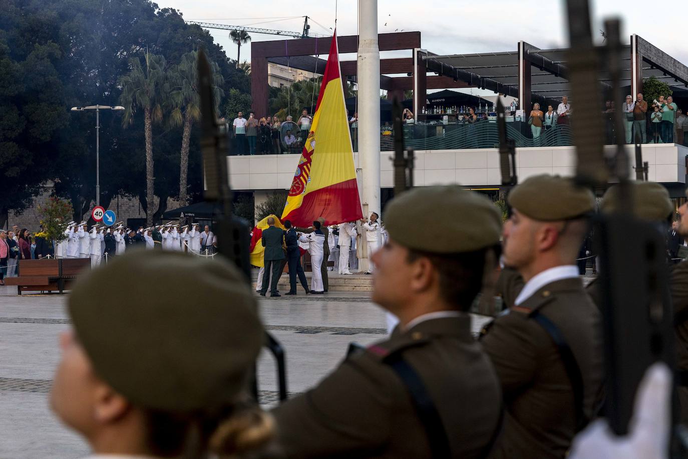 Fotos: Arriado de la Bandera en Cartagena por la Fiesta Nacional