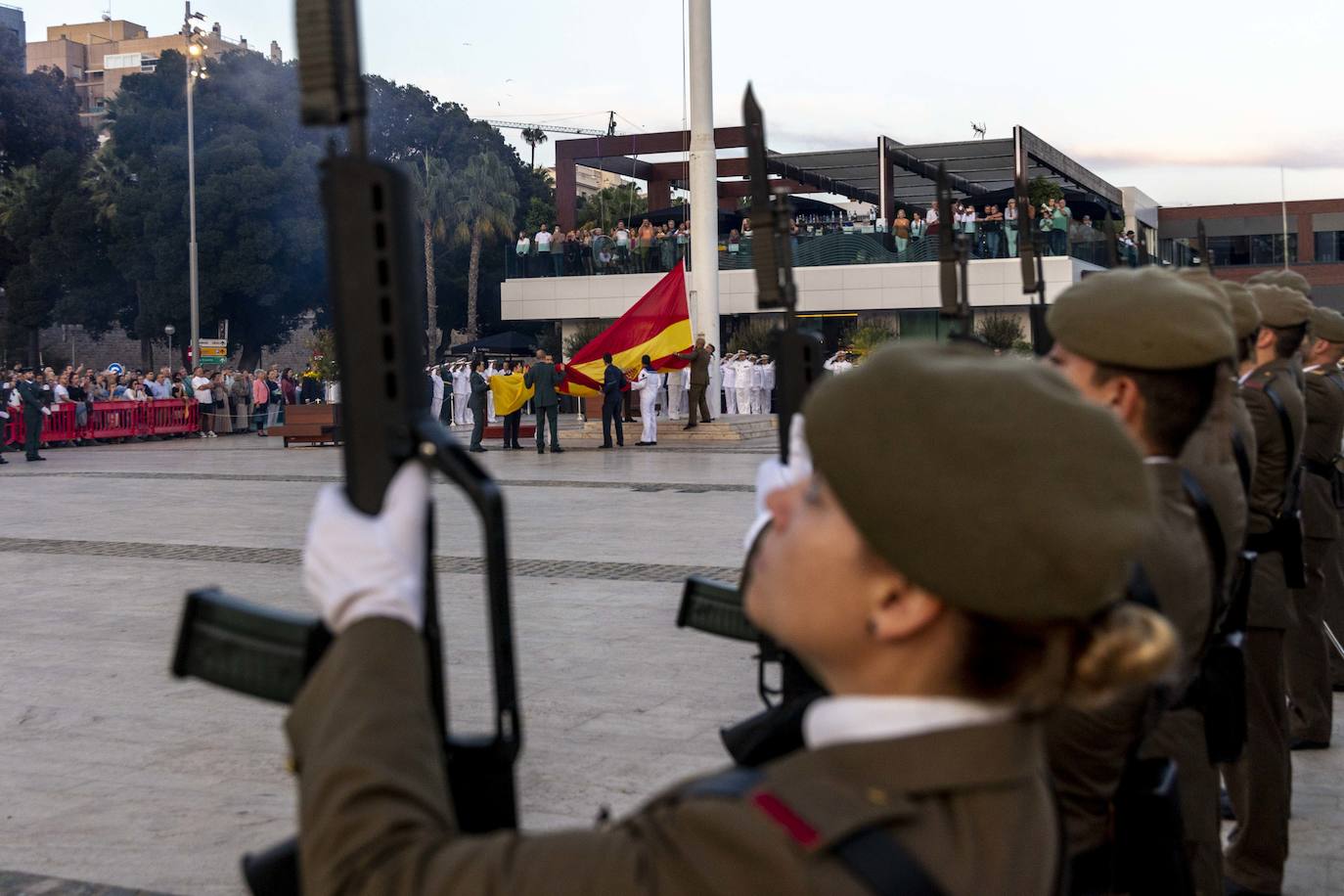 Fotos: Arriado de la Bandera en Cartagena por la Fiesta Nacional