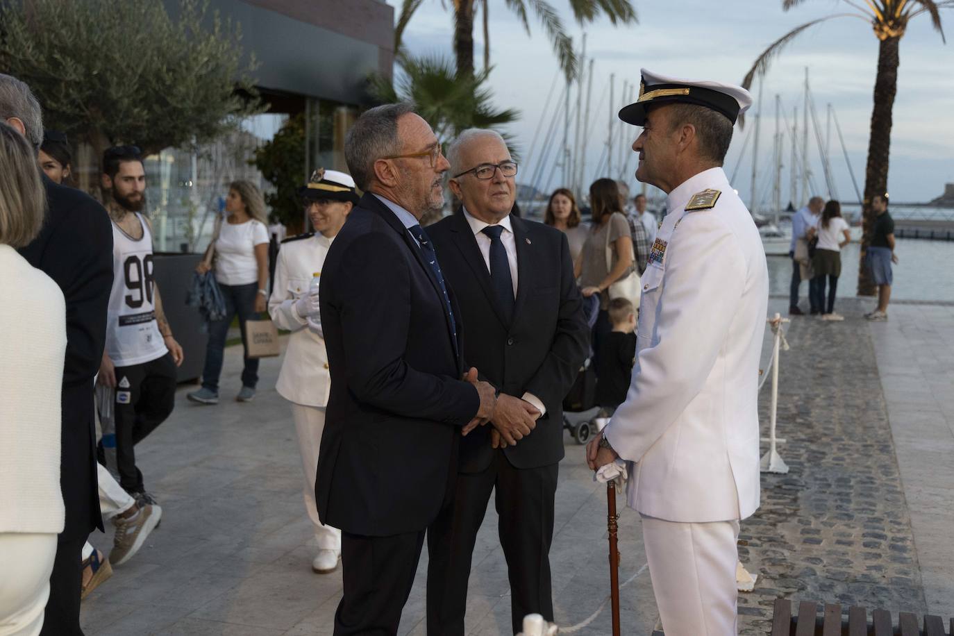 Fotos: Arriado de la Bandera en Cartagena por la Fiesta Nacional