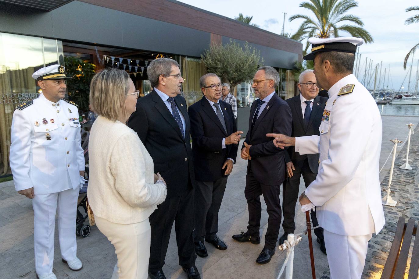 Fotos: Arriado de la Bandera en Cartagena por la Fiesta Nacional