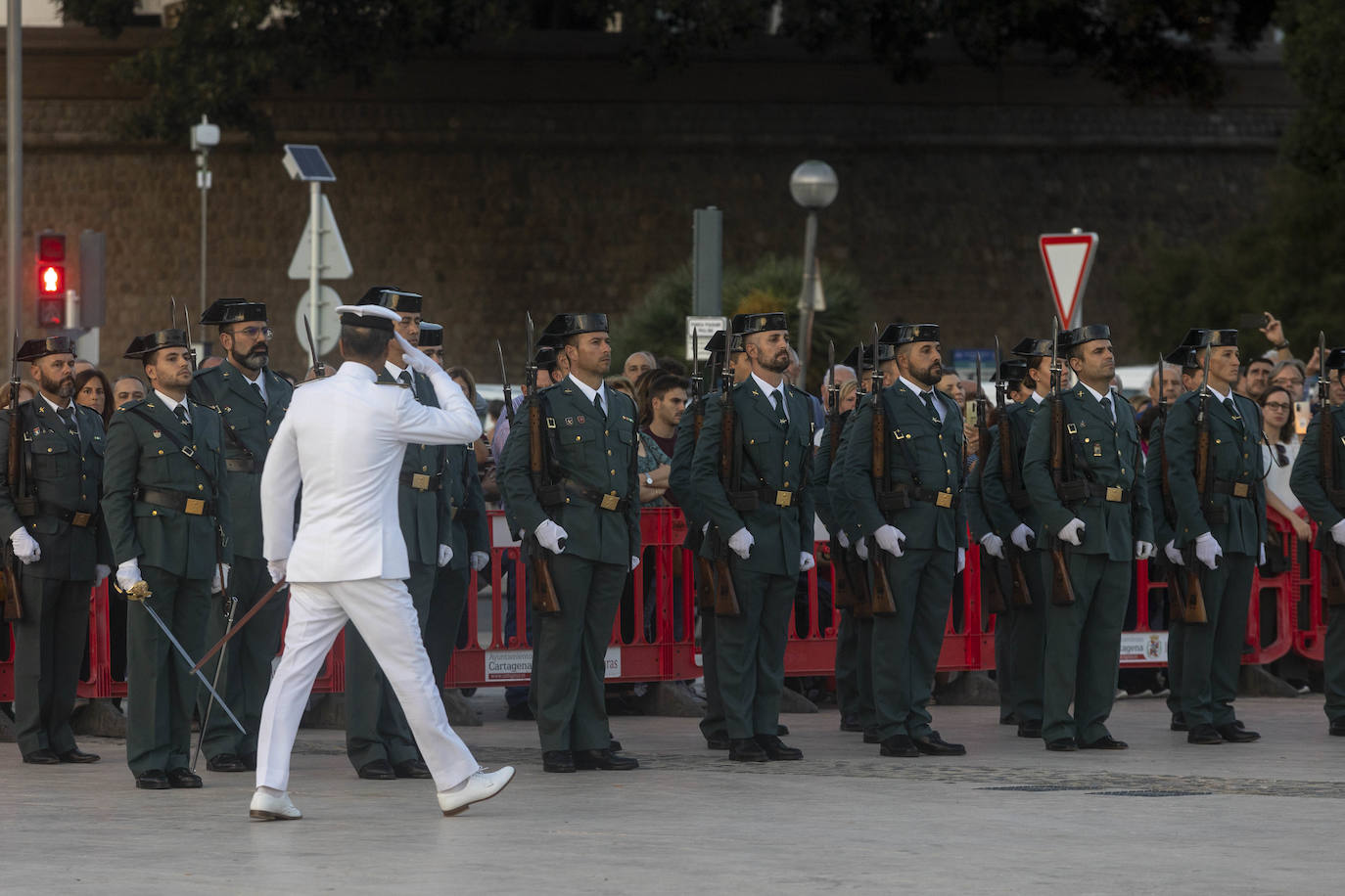 Fotos: Arriado de la Bandera en Cartagena por la Fiesta Nacional