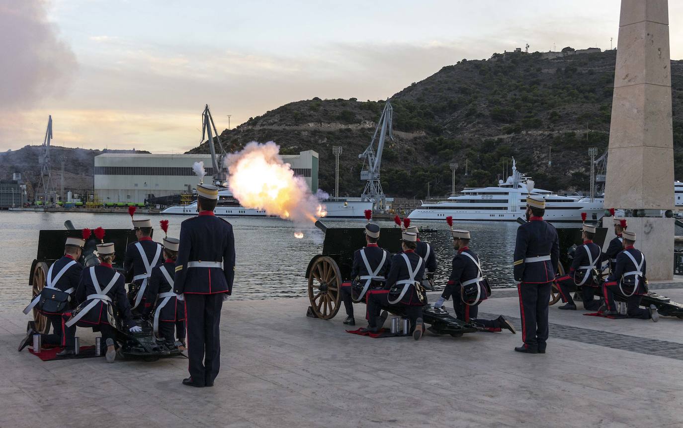 Fotos: Arriado de la Bandera en Cartagena por la Fiesta Nacional